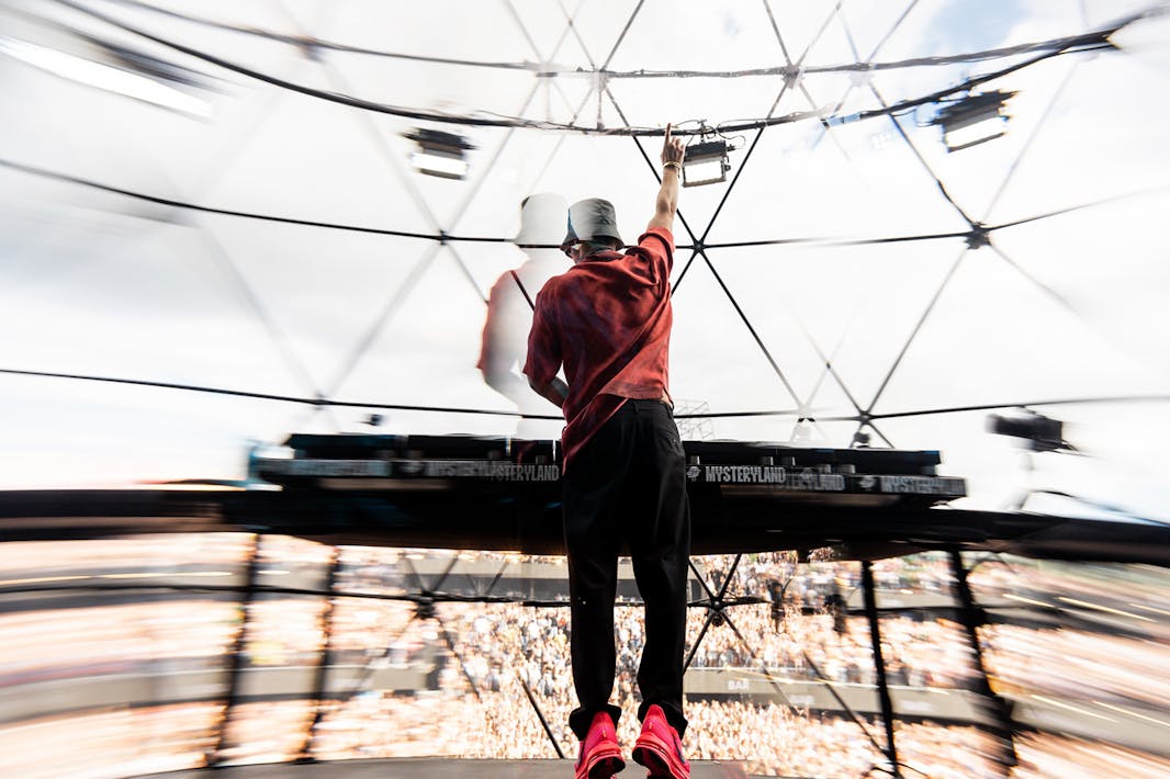 DJ op het podium