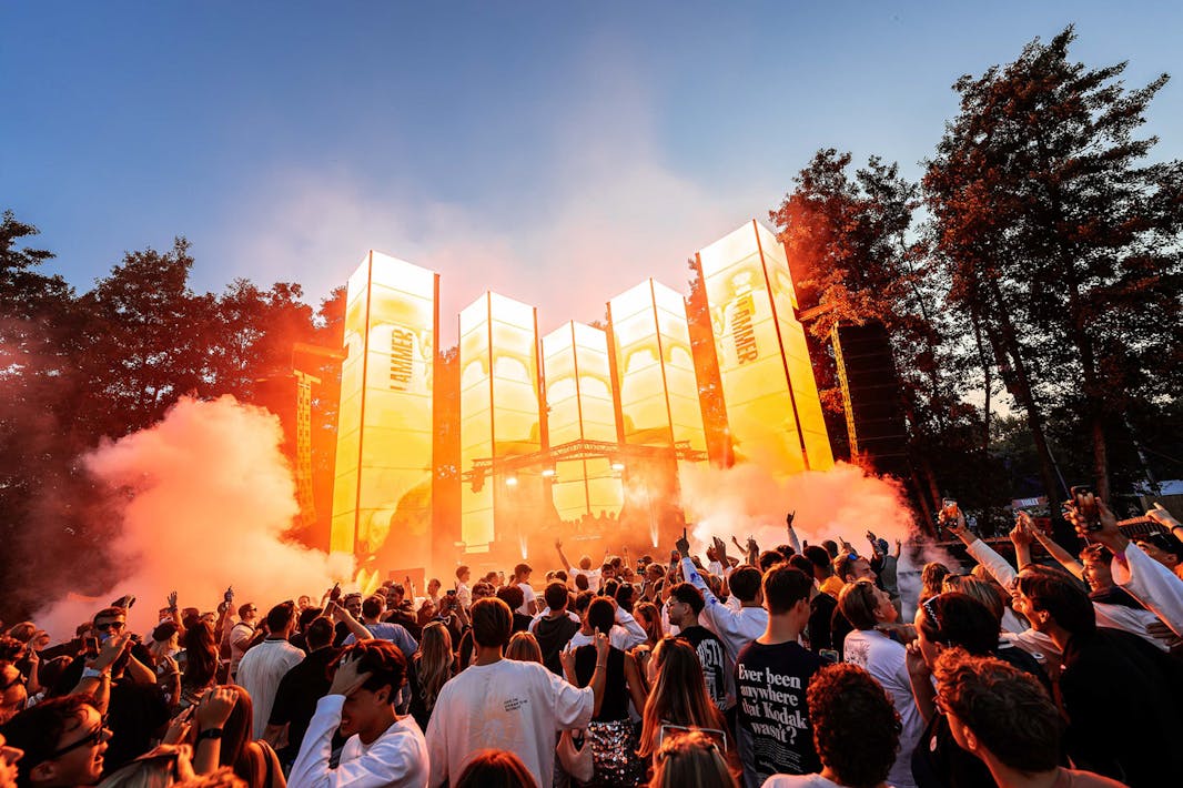 Publiek bij het oranje stage