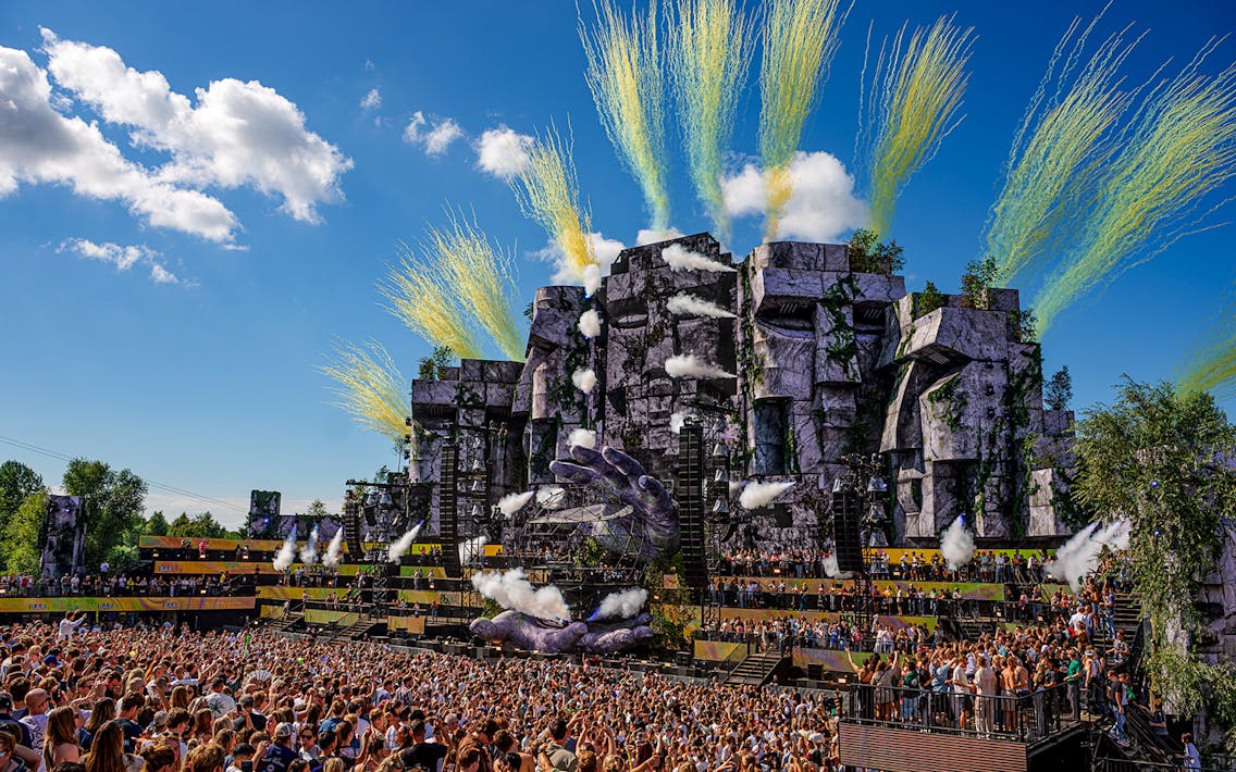 Grote stage met gele rook boven het decor