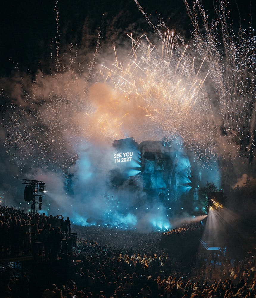 Stage met vuurwerk en tekst See you in 2027